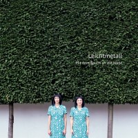 leichtmetall_mit_dem_bauch_an_die_wand